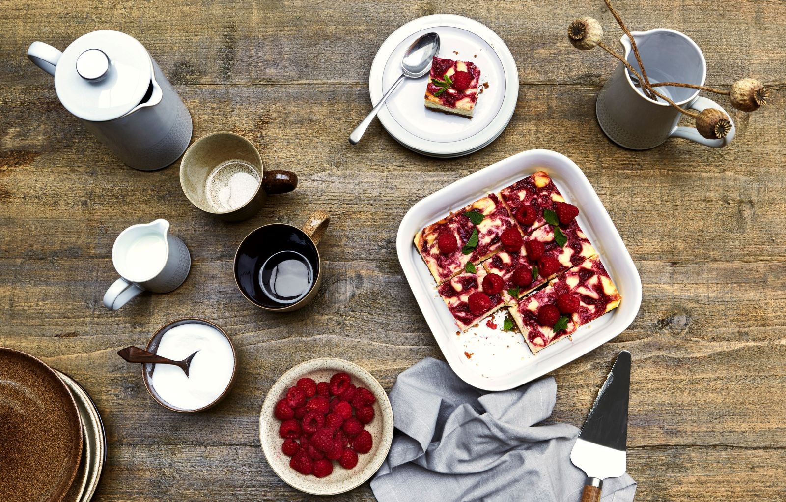 https://www.denbypottery.com/file/v992126751799759381/general/Denby%20raspberry%20cheesecake%20bars%20-%20overhead%20view%20of%20table.jpg